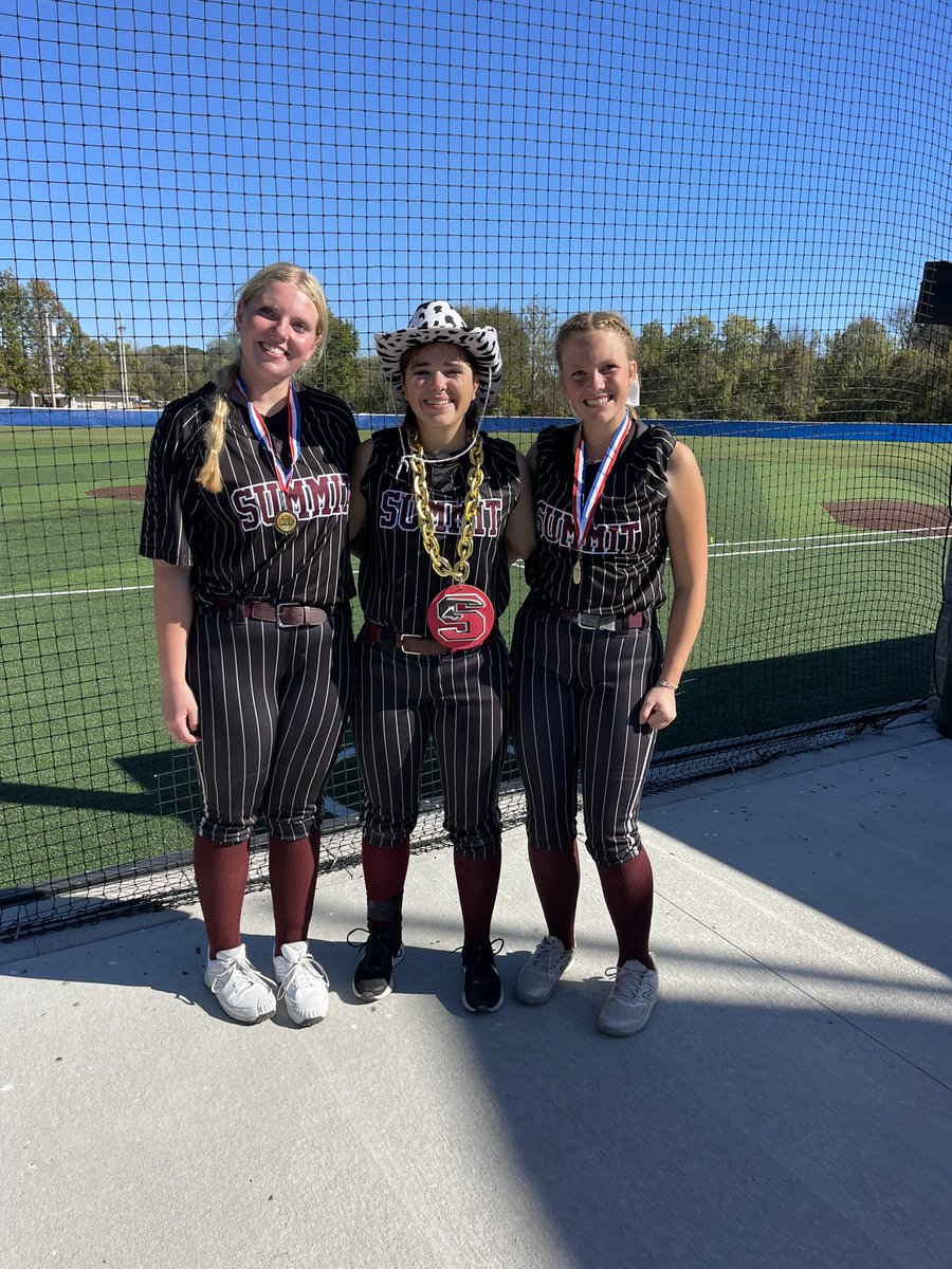 rshs_softball's tweet image. Holy cow, this group. All fight, no let up. Get the district semifinal win today in ELEVEN! Ella with a monster CG, Leila with 4 hits and Luci with the walk off rocket to the wall scoring Bianca for the game winner. We get to practice tomorrow!! Let’s go!!!!!