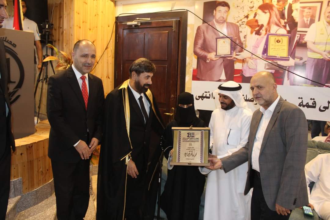 albeqaiworld's tweet photo. رئيس مجلس إدارة شركة مصفاة البترول المهندس البقاعي يرعى حفل تخريج حالات الشفا في عالم البقاعي

عالم البقاعي - اربد - تحت رعاية عطوفة رئيس مجلس إدارة شركة مصفاة البترول والثروة المعدنية المهندس عبدالرحيم البقاعي، نظّم عالم البقاعي للرعاية والتأهيل الجسماني الشامل مُمثلاً بمهندس الجسد العالِم الدكتور محمد خالد البقاعي، مساء اليوم الخميس، حفل تخريج  حالات الشفّاء التي تم شفاؤها بفضل الله في عالم البقاعي.

حيث شمل الحفل الذي أدارتة المديرة التنفيذية في عالم البقاعي السيّدة دُعاء التُّرك على كلمة راعي الحفل، وكلمة الدكتور محمد البقاعي، ومداخلة شعريّة للشاعر السّعودي صدّام كدة، وعرض لقصّة نجاح منار الشهري من المملكة العربية السعودية، وفقرة عن دور الأب وفضله وإبراز الجهود التي يبذلها أولياء الأمور، أثناء تلقّي أبنائهم العلاج، بالإضافة إلى بانوراما عرض مرئي لمسيرة عالم البقاعي وتأثيره على الحالات وتسليط الضوء على إنجازاته.

وكانت السيدة منار الشهري، قد تعرضت لحادث سير وأصبَحَت حبيسة الكرسي المُتحرِّك، وبعد عرضها على الأطبّاء أبلغوا ذويها بأنها أصبحت عاجزة عن المشي ولا علاج لها. ولكن بعد أن حضَرَت إلى عالم البقاعي للرعاية والتأهيل الشّامل، وبعد منحها العلاجات اللازمة من خلال هندسة الجسد والعلاج باليّد لمّدة خمسة أشهر متتالية أصبَحَت قادرة على المشي، وهي على استعداد للعودة إلى المملكة العربية السعودية يوم غد الجمعة.

هذا وقد حضر الحفل كل من: عطوفة مُتصرِّف لواء بني عبيد خالد القضاة وعطوفة رئيس بلدية الصّريح محمد موسى الشّياب، وذوي الحالات المَرَضية القاطنين في عالم البقاعي من (السعودية، الكويت، البحرين، قطر، عُمان، الجزائر، فلسطين والاردن) وعدد من رؤساء الجمعيّات الخيريّة والهيئات الثقافية. حيث قامت أسرة مُبادرة إربد تقرأ بتكريم البقاعي وإهداءه العباءة الأردنية.

#عالم_البقاعي