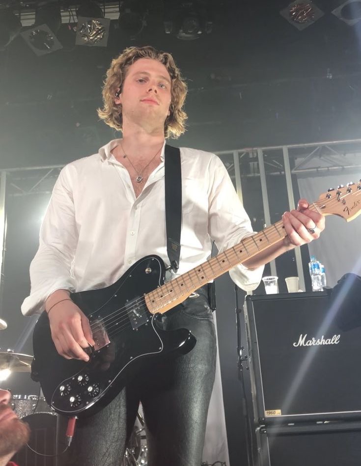 cakethinkerr's tweet photo. thinking about cake &amp; white shirts https://t.co/3p6QxPa95g
