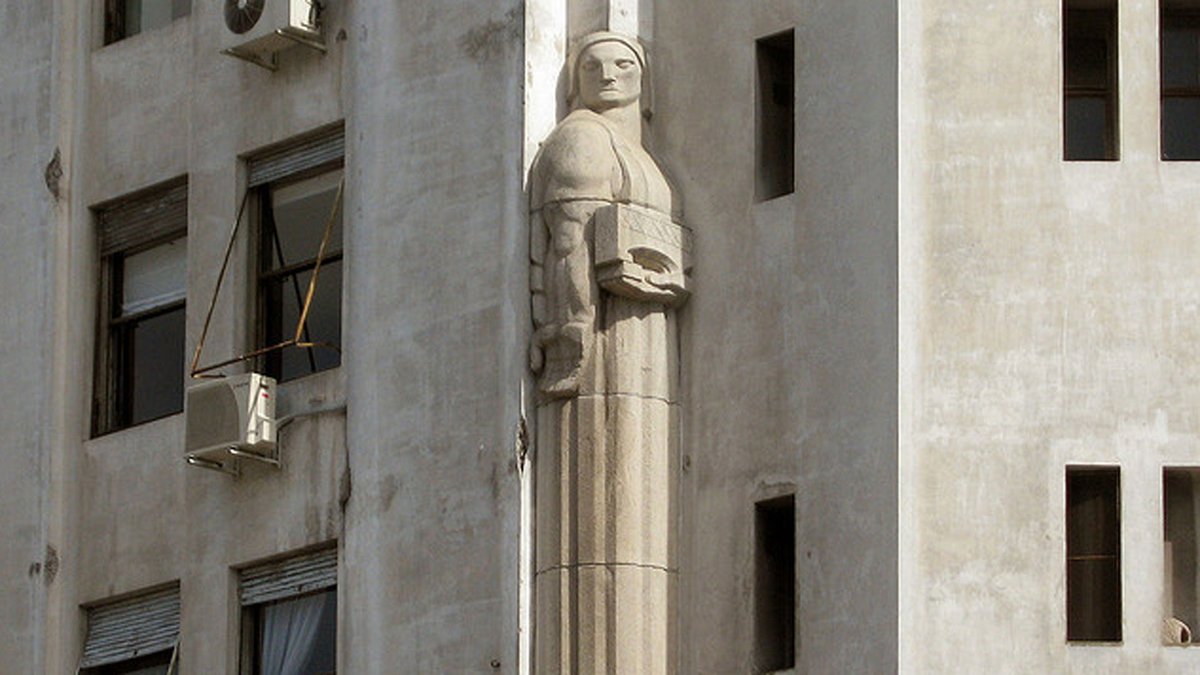 ese edificio pateado no es el que tiene el monumento a la coima ?