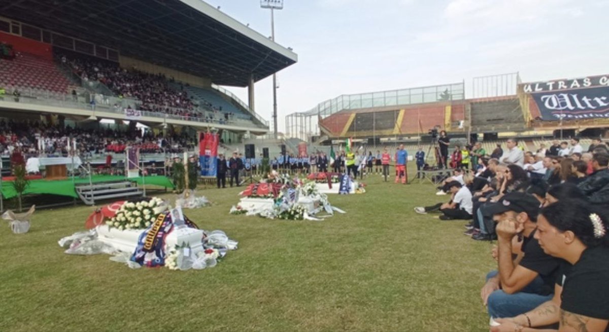 CalleYGrada's tweet photo. Hace unos días, al regresar de un desplazamiento, 3 jóvenes ultras sufrieron un accidente mortal.

Hoy su grupo le da el último adiós en su estadio, bajo el aplauso y respeto de todos los asistentes.
Numerosos ultras de toda Italia se han acercado a Foggia a rendir tributo🇮🇹
RIP. https://t.co/wFPyXaTT2n