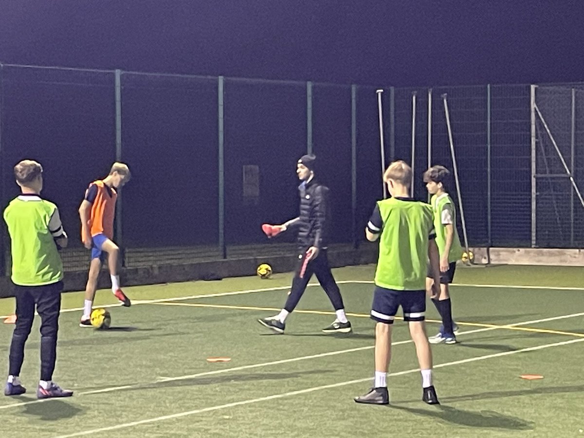 CheneyFC's tweet image. Busy night at training under the floodlights for our Under 11 Lionesses and Under 12’s &amp;amp; 15’s boys teams.
⚽️⚽️⚽️
