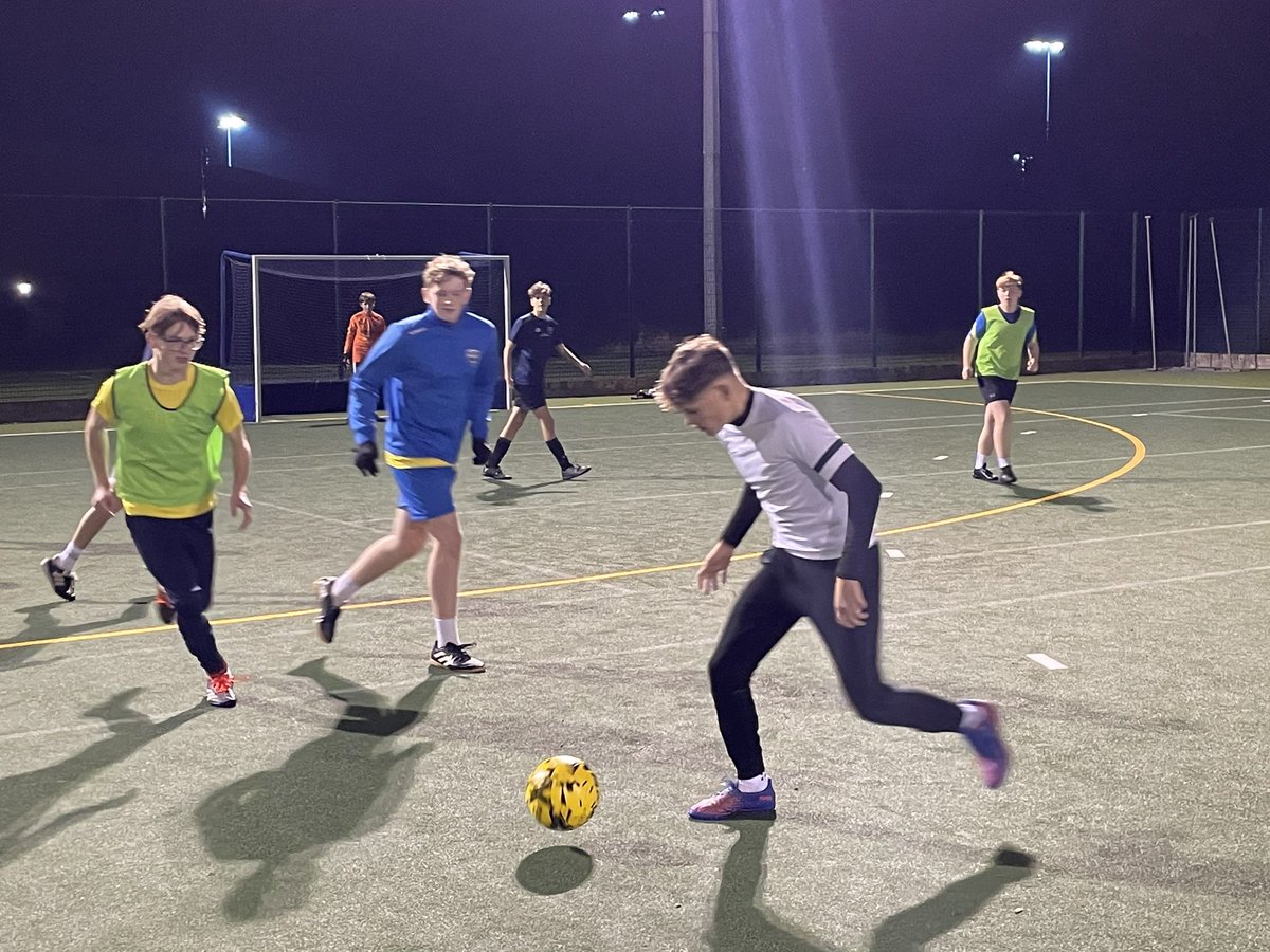 CheneyFC's tweet image. Busy night at training under the floodlights for our Under 11 Lionesses and Under 12’s &amp;amp; 15’s boys teams.
⚽️⚽️⚽️