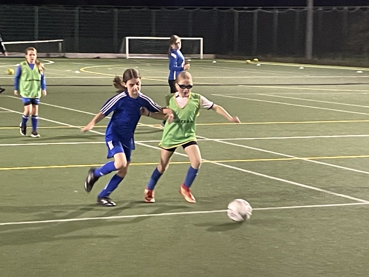 CheneyFC's tweet image. Busy night at training under the floodlights for our Under 11 Lionesses and Under 12’s &amp;amp; 15’s boys teams.
⚽️⚽️⚽️