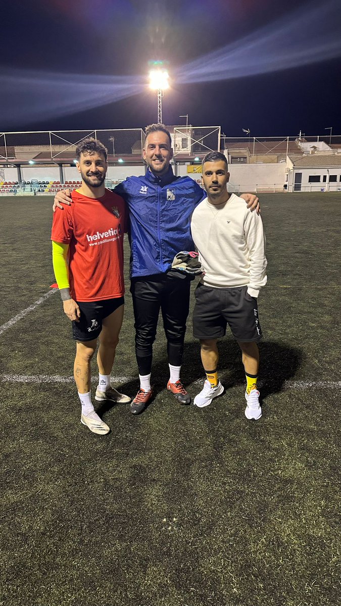 ENTRENAMIENTOS 

Hoy nos ha visitado <a href="/Manolito13ALmun/">ManolitoSanRo</a> 

Ha entrenado con el equipo demostrando que sigue estando a un nivel top.

#50AñosDeHistoria 

💛🖤