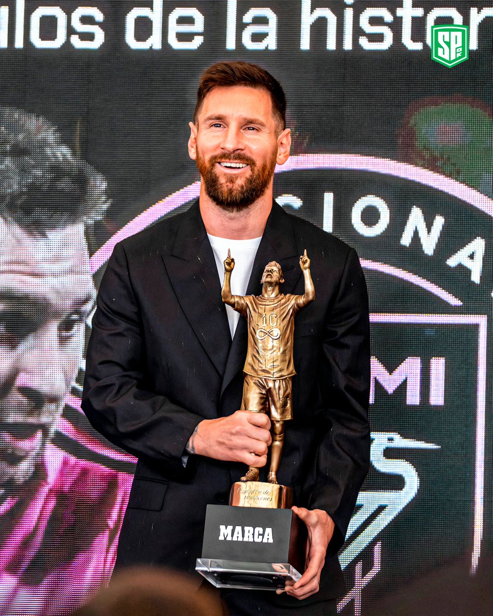 sepegook's tweet image. Hoy en Miami, Lionel Messi recibió un premio Marca por ser el jugador con más títulos en la historia del fútbol. En total, el astro argentino ha ganado 102 logros a lo largo de su carrera profesional: 56 trofeos individuales y y 56 títulos colectivos.

FENÓMENO. 🐐🇦🇷