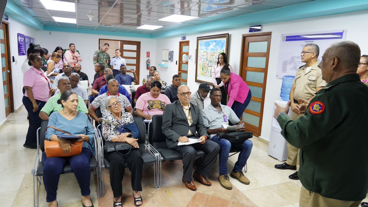 issffaard's tweet photo. 🎉 ¡Entrega de cheques a Héroes de la Nación! 🙌🏼

El ISSFFAA, liderado por el Mayor General Julio César A. Hernández Olivero, inicia la entrega de cheques por sueldos acumulados y seguros de vida. 💰

💵 Más de 270 millones de pesos entregados a +700 beneficiados. ¡Gracias! 💪✨ https://t.co/bQulCCnLtj