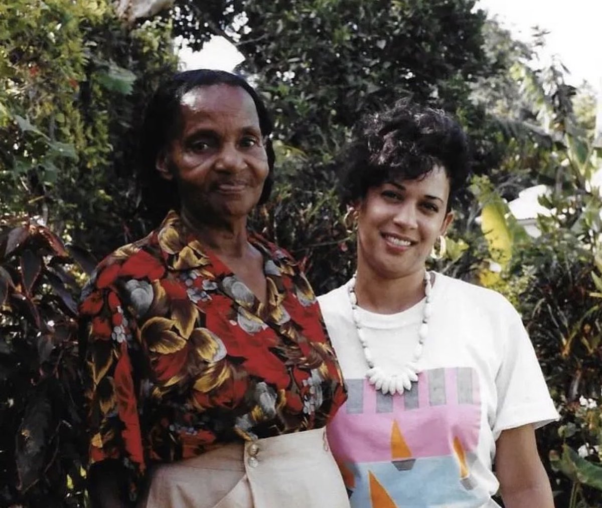 CensoredMen's tweet image. A woman who was a family friend of Kamala’s grandmother claims that “she was very fair skin,” which contradicts the photo Kamala shared, where she claimed to be with her grandmother Beryl.