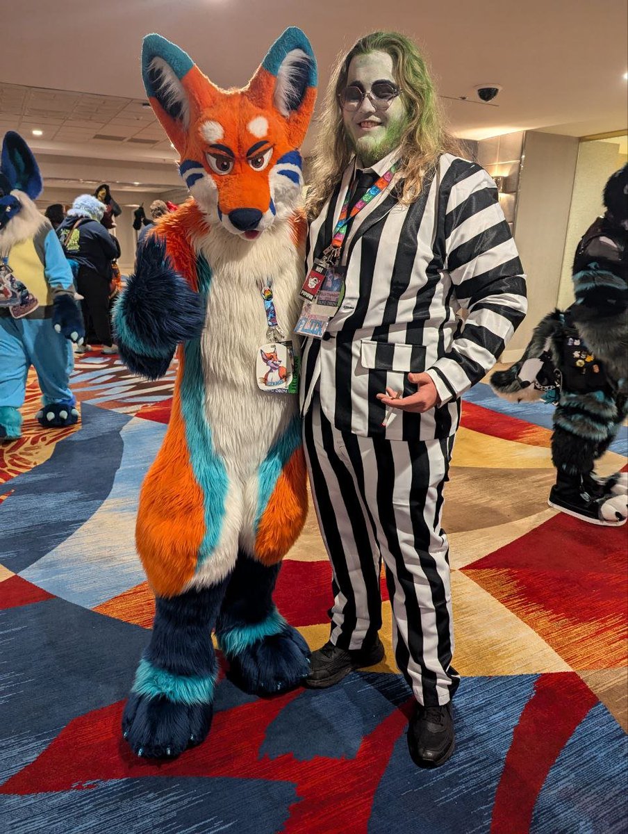 FoxCirrus's tweet photo. The juice is loose! @FlickTheWolfowo https://t.co/5gdXDkZCOD