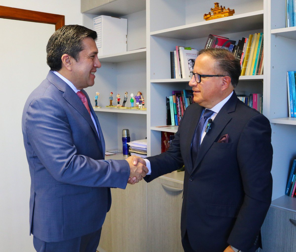 FernandoMideros's tweet photo. Homenaje al Dr. Fernando López Parra, que realiza la @AsambleaEcuador 
Fernando López tiene una amplia trayectoria en las Ciencias Administrativas, con una formación y posgraduación en administración pública. La Fundación Getúlio Vargas de Brasil es el tercer tink tank del mundo, donde fue precisamente estudiante, y actualmente profesor visitante.
Su trayectoria académica y profesional ha estado marcada por actividades docentes, consultoría y gestión académica, con énfasis en administración y políticas públicas. 
Fernando López también ha ocupado cargos de representación y gestión universitaria del Ecuador. 
Es profesor visitante en varias universidades de Latinoamérica. Entre ellas, podemos mencionar a la Fundación Getúlio Vargas de Brasil, la Universidad Federal Fluminense, la Universidad Rural de Río de Janeiro, la Universidad del Valle, de Colombia; y la Universidad de Chile.
Hilo 1/4
Link https://t.co/vGsa14tHsC