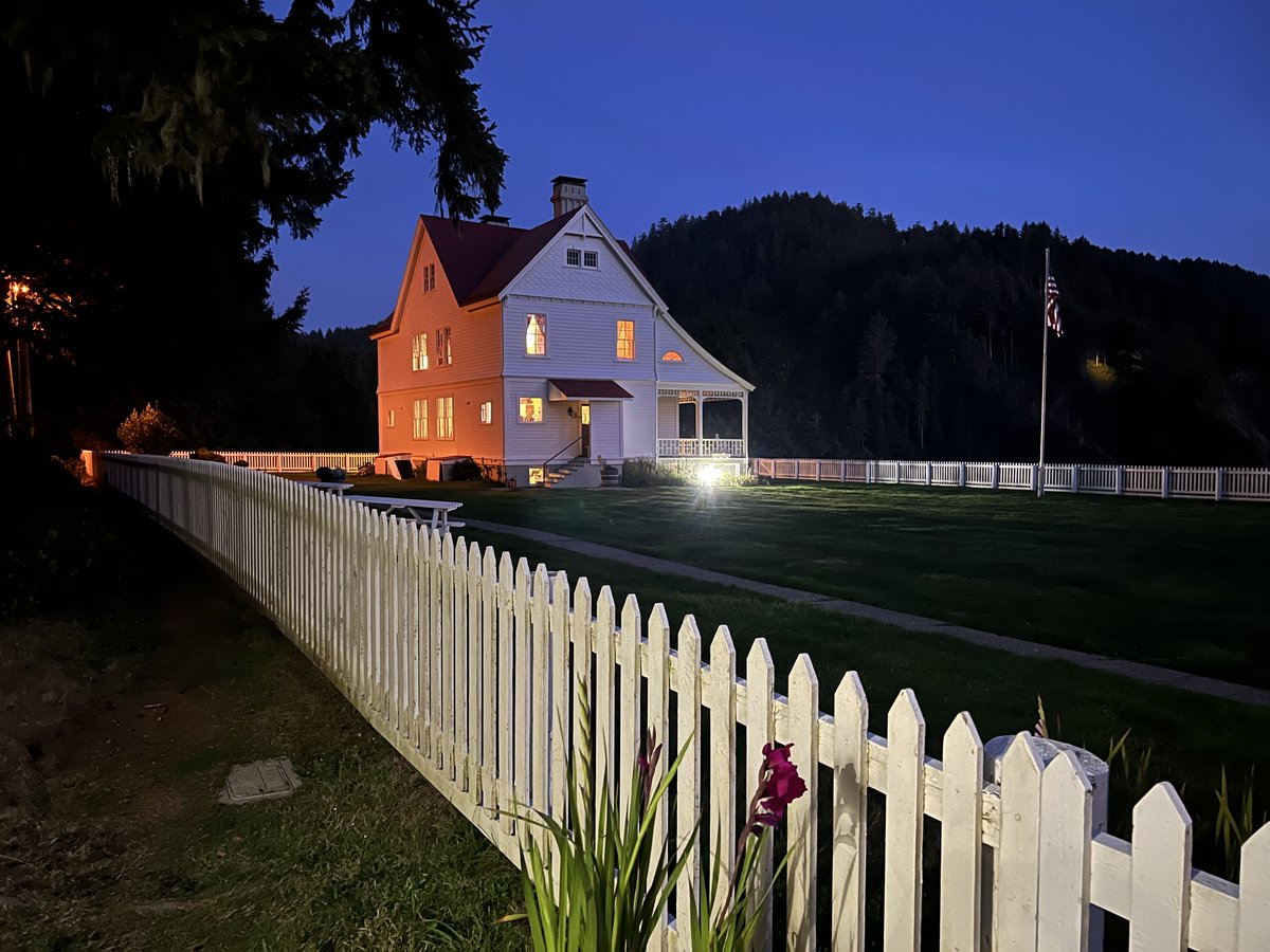 This week's Heart, Humor * Hope column: Heceta Head Lighthouse B&amp;B open.substack.com/pub/bobwelchwr…