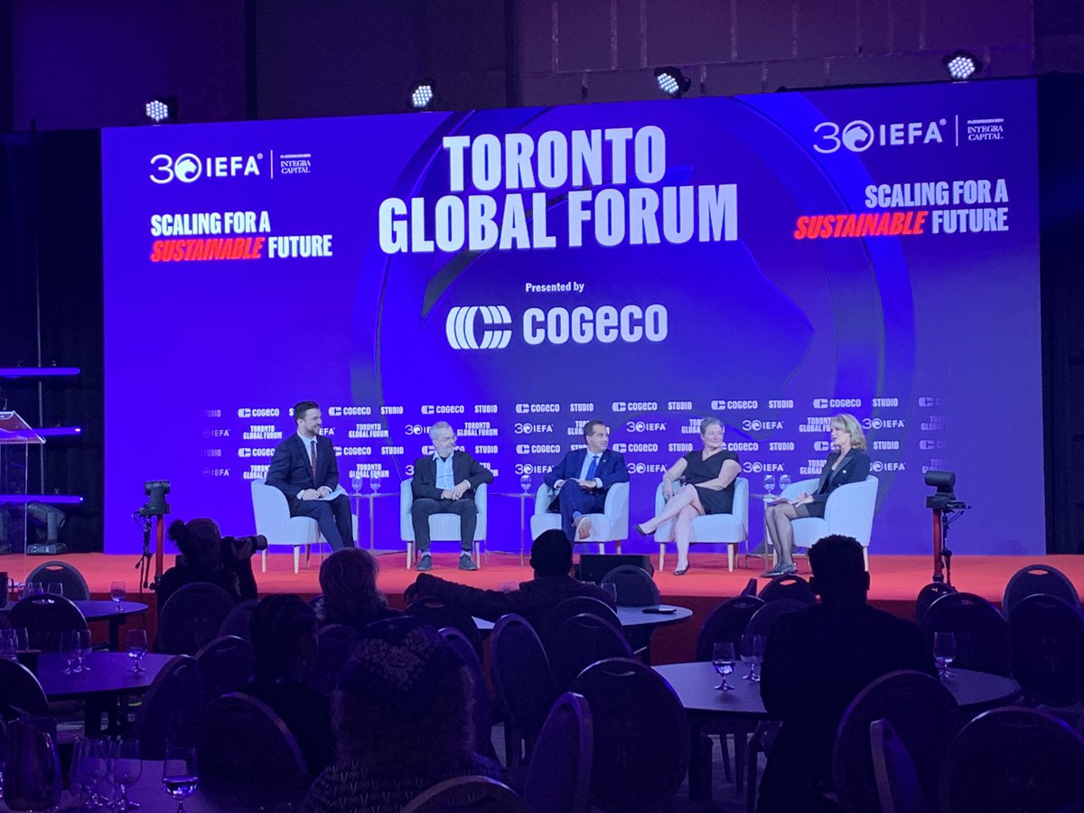 gmarchildon's tweet image. Un panel qui aura beaucoup d’impact positif car il a brillamment fait l’éloge du #bilinguisme en #affaires - « Canadian Francophones in Business » pendant #TGF. Excellente animation par @philippedemo puis des panelistes éloquents et bien renseignés! #ONfr