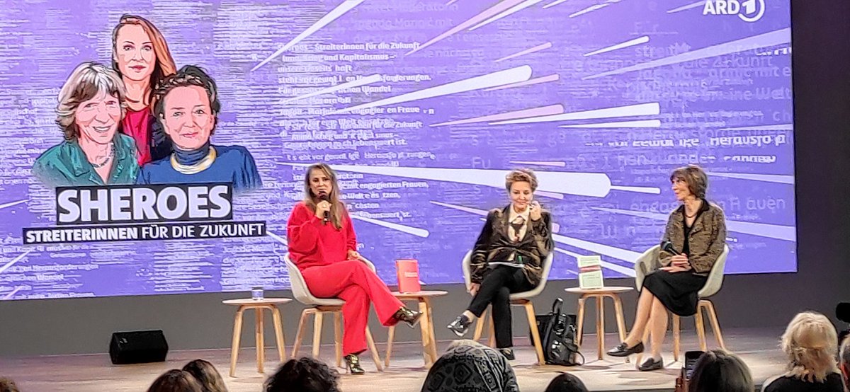 Am Nachmittag #fbm24, am Abend am Bahnhof: #AleidaAssmann, Zufallsbegegnung nutzen, um zumindest ihr persönlich zu danken fürs weitere Denken übers Ermöglichen vom Gemeinsamen in der Gegenwart. Den anderen beiden eben hier <a href="/jagodamarinic/">JAGODA MARINIĆ 🪝</a> #evaillouz. Dreimal Neuerscheinung lesen.