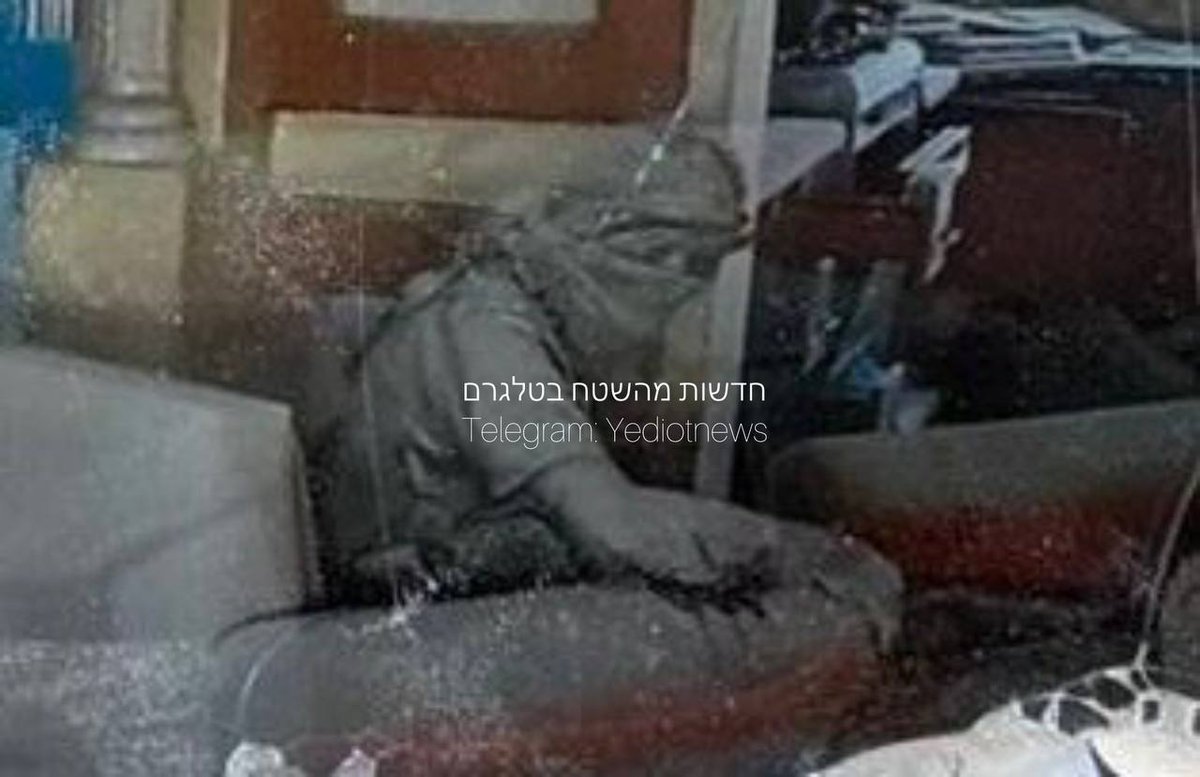 - نظرته هنا قاتلة ، سيدي لا يستطيع الوقوف على قدميه من التعب مع يد مقطوعة تقريبا وجسد مثخن بالجراح، هابوا أن يدخلوا عليه رجل لرجل، حتى وهو في هذه الحالة جبنوا عن مواجهته، فقتلوه بقذيفة، الى آخر لحظة كان عظيما، عاش عظيما ومات عظيما شهيدا، اشهد الله اني لن انساك ما حييت .