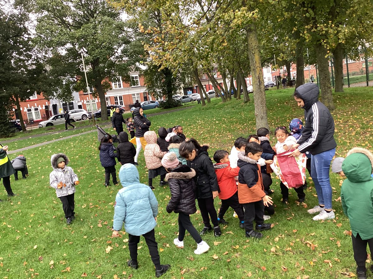 MrsLongmanAMPA's tweet photo. FLL, enjoyed our autumnal community walk! They were so excited to walk past real life superhero's at the local police station, opticians and chemist. Collecting autumnal treasures was definitely a highlight.  @AbbeyMead_TMET https://t.co/NBdzoyv8MC