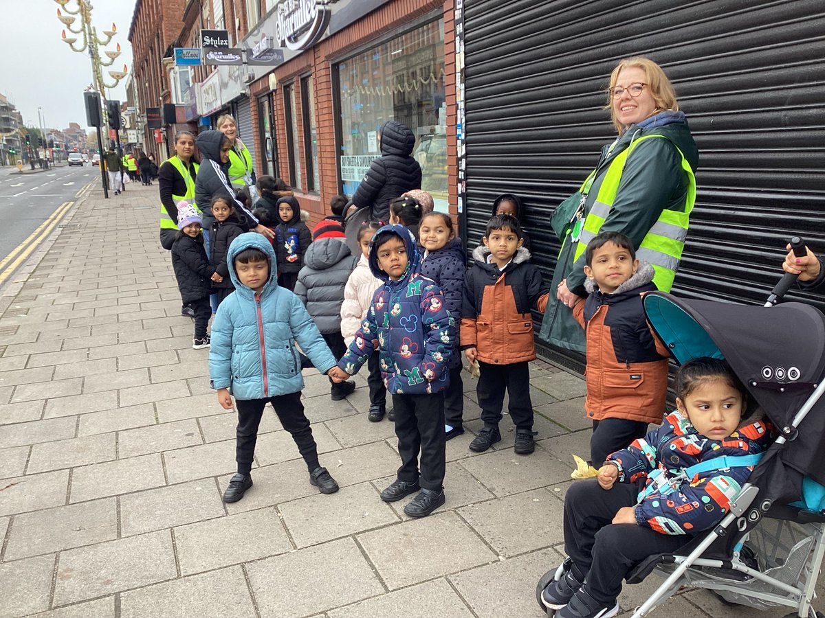 MrsLongmanAMPA's tweet photo. FLL, enjoyed our autumnal community walk! They were so excited to walk past real life superhero's at the local police station, opticians and chemist. Collecting autumnal treasures was definitely a highlight.  @AbbeyMead_TMET https://t.co/NBdzoyv8MC