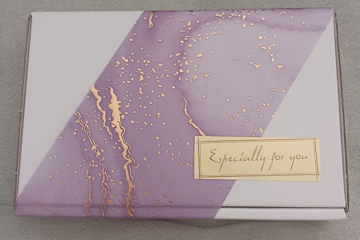 ゆる募

この箱に巻いてある紙をイヤリング(ノンホールピアス)とネックレスにしたいのですが、どなたか出来る方いませんか？？
難しいと思いますが、どうぞ宜しくお願い致しますm(_ _)m

#ハンドメイド 
#ハンドメイドアクセサリー