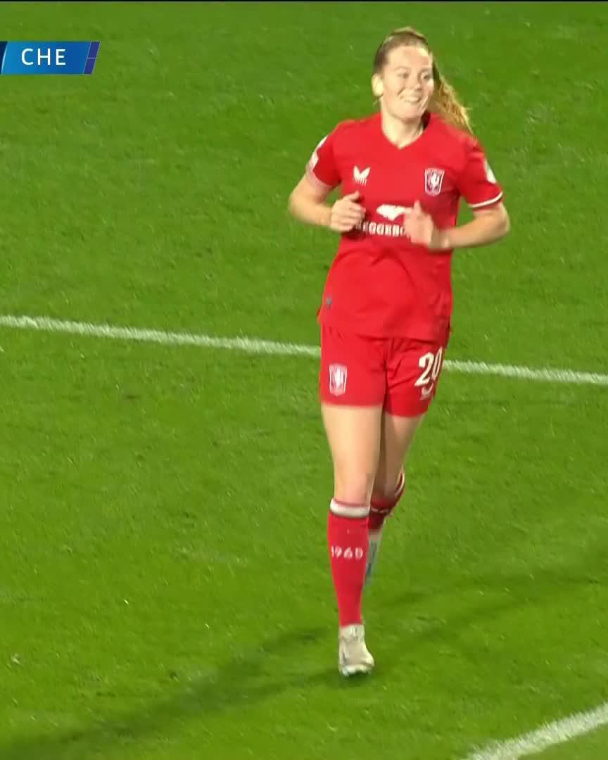 😮 Ella Peddemors with a pin-point cross to find Nikée va Dijk, who gets one back for FC Twente!Watch live for free on DAZN ▶️  #UWCLonDAZN