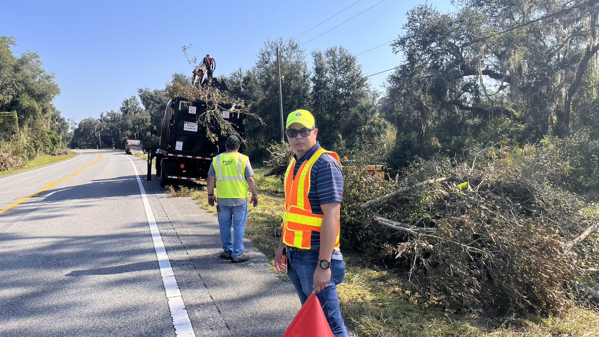 MyFDOT_CFL's tweet photo. Crews have collected more than 7,500 cubic yards of debris from Central Florida roadways. With more to go, we will work daily until the job is done! Please drive with caution in recovery work zones. #onefdot #HurricaneMilton #ReadyToServe https://t.co/GKMBqwkNy3