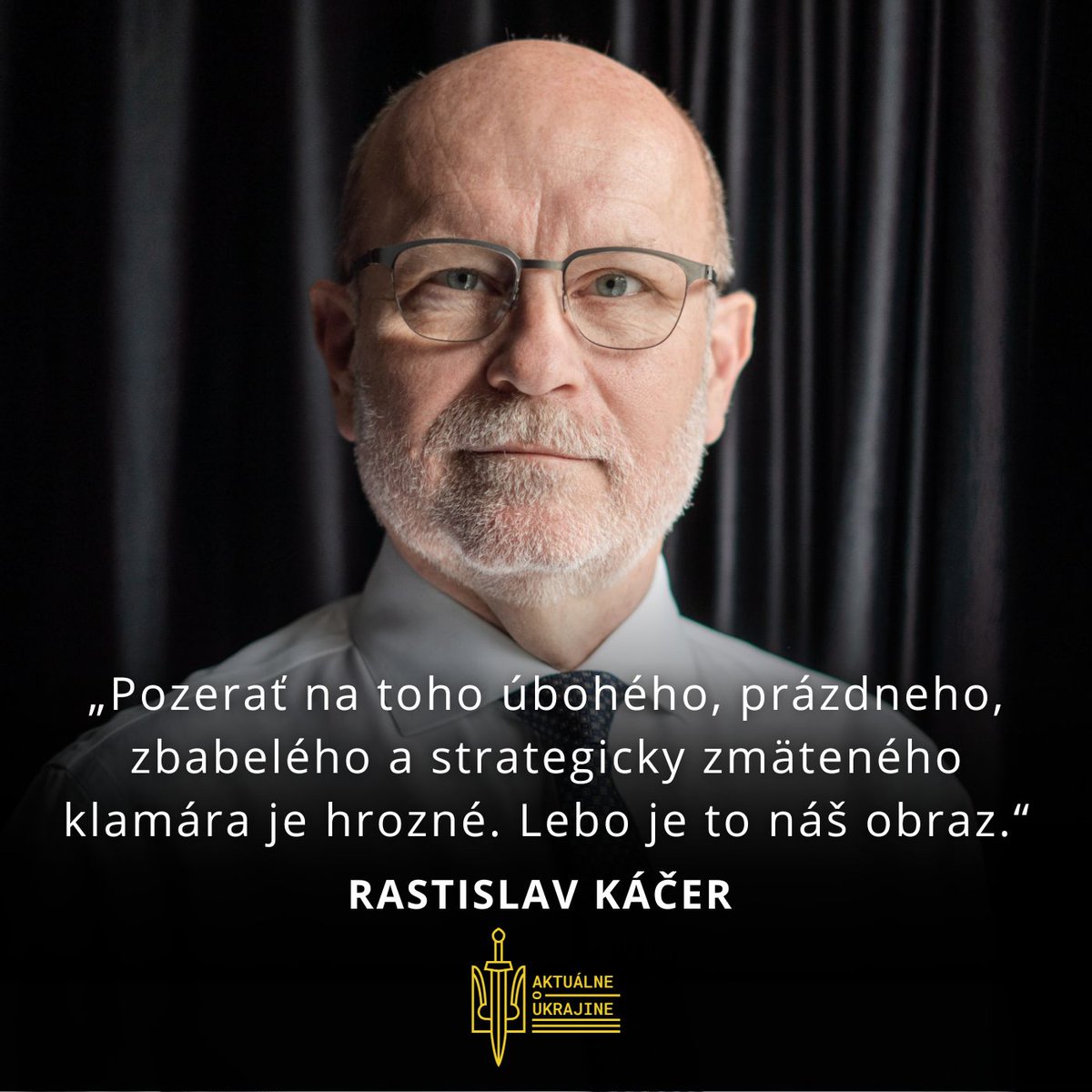 oukrajine's tweet photo. Bývalý minister zahraničných vecí Rastislav Káčer to vystihol presne:👏👏👏

🎙„Premohol som fyzický odpor a pozrel som si zostrihané video z vystúpenia Roberta Fica vo výbore NRSR, ktoré tradične robí premiér pred Radou v Bruseli. Nakecal tam toho veľa. Napokon nikam nešiel. Geroj. Zasa išiel svoj part napísaný v Kremli. Potrepal hodne. Ani náboj Ukrajine, nebudeme podporovať vojnu. Sme na strane mieru. A keď sa ho spýtajú na komerčný vývoz zbraní? “Ale prosím vás…ak je vojna, ak v rámci vojny sú dodávky založené na komerčnej báze… nedodáme my, dodajú iní..”. Klamár, prevracač kabáta s morálkou žumpy. My sme na strane mieru, aj s Orbánom. Ale ani jeden doterz nepovedal, ako si ten mier predstavuje a čo teda treba pre mier na Ukrajine urobiť. Zrušiť sankcie a prestať podporovať Ukrajinu. To je plán na mier? Na ruský mier. “Ja nechcem železnú oponu” hovorí Fico. Ale robí všetko preto, aby keď si ju Putin vynútil, boli sme na jeho strane. Vynikajúce. Už sa nám to raz podarilo na 40 rokov. A dôsledky cítime dodnes.

Zaujalo ma celkom jedno. Hovorí o nomináciách Costu, von der Leyen a Kallas, Top pozície v našej EÚ. “…nominácie na významné funkcie, ja som veľmi jasne vetoval…povedal som Olaf neblbnite,,,”. A za tým zlatý klinec: “ja nemením svoje postoje, pretože som už aj starý politik, aj skúsený politik, aby som menil svoje názory na dennej báze..”

Poviem to takto, Slovenská politika nemala politika, ktorý by tak ľahko menil názory ako Fico. Na dennej báze. Nemali sme v takejto pozícii takého biedneho prezliekača kabátov. Navyše sme nemali v takej ústavnej pozícii tak neschopného klamára a slabocha. Doma na slovenskom FB a pred svojim publikom je odvážny rebel, grizly. Suverénny, vetuje, je proti. V Bruseli plyšový macko Pú. V krčme Casanova, ktorý mal každú. Doma pornhub.

Kecy, žlč, klamstvá, neschopnosť. Rozpadajúci sa štát, kde sa človek pozrie. Viktor Orbán ohryzkávajúci Felvidék - ale kamoš najväčší. Putin ničiaci svojho suseda, lebo má na neho  historický nárok a náš vedúci - “však Putin je maximálne populárny doma, všetci ho podporujú v tom čo robí, má územné zisky, darí sa mu vo vojne, tak čo chceme?”. Čo chceme??? Bezpečné Slovensko a jeho jedinou hrozbou je dnes Putin a zajtra Orbán. Pozajtra Čína.

Pozerať na toho úbohého, prázdneho, zbabelého a strategicky zmäteného klamára je hrozné. Lebo je to náš obraz. 

Prečo zbabelec? “Neberte nám právo mať iný názor…” hovorí o EÚ. Akoby tam všetci mali jeden názor. Však už prestaňte pindať vážený Roberto. Kde ste kedy vetovali čo??? Však máte právo veta. Chodte do toho zlého Bruselu, kde všetci majú jeden názor a vetujte. Na každej Rade môžete vetovať, koľko len chcete. Vy suverénna nula.

V takej Ezopovej bájke O chvastavom cestovateľovi - tomu čo sa chvastal ako ďaleko skočil na Rhodose - stačilo povedať tu je Rhodos tu skáč. Hic Rhodus, hic salta Fico.

Milí voliči suverénnej politiky, ani náboja Ukrajine a lacných potraviny - objednali ste si grizlyho a Casanovu vo Wishi? Dostali sme Fica. Všetci. Ďakujeme vám.

Edit. Fico v Bruseli napokon bol. Samit potvrdil záväzok únie "poskytovať trvalú politickú, finančnú, hospodársku, humanitárnu, vojenskú a diplomatickú podporu tak dlho, ako to bude potrebné..." Toľko k silným rečiam zbabelca.“