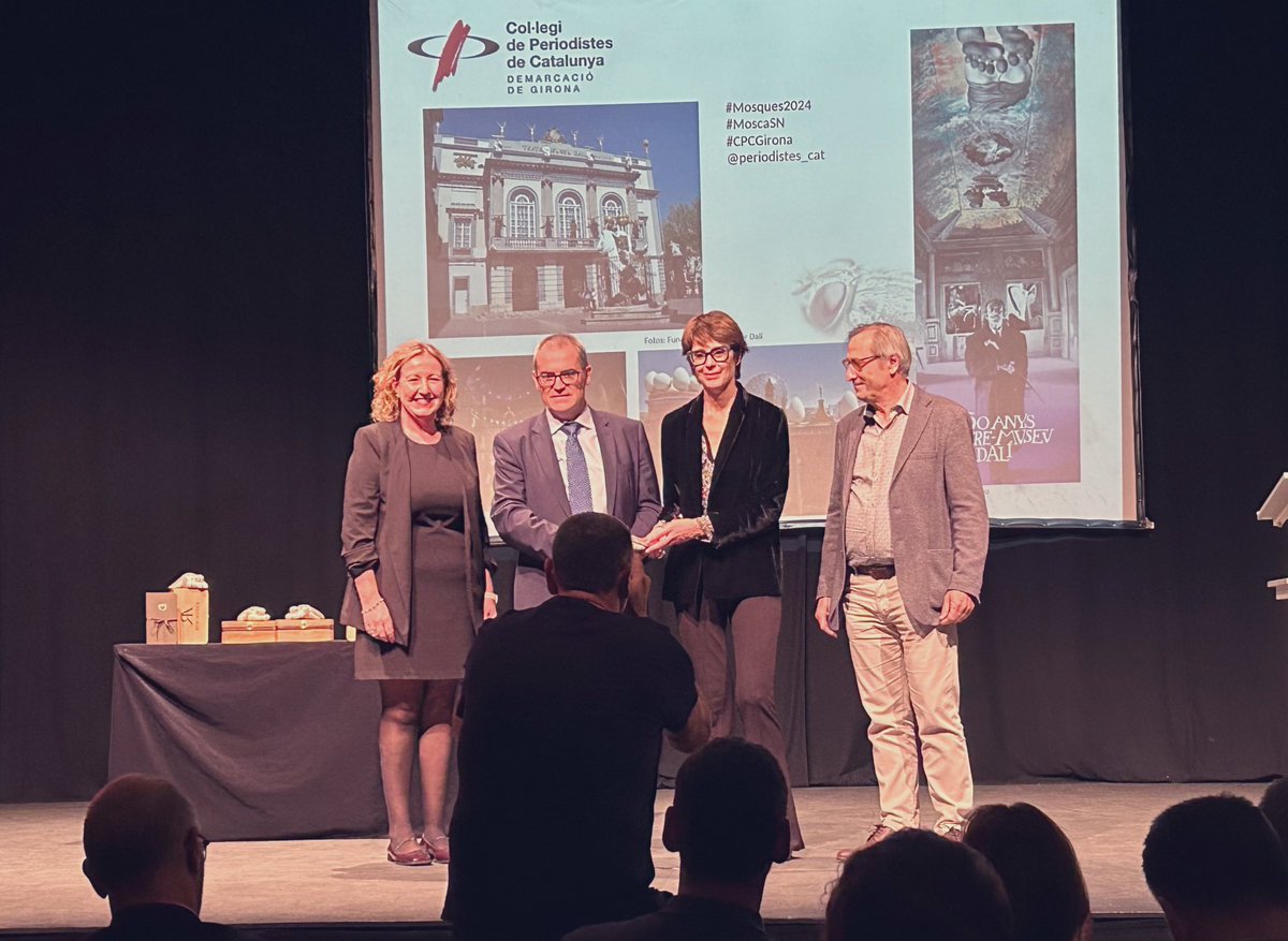 comunicacat's tweet photo. 🏅La Mosca de @periodistes_cat l'ha rebut la periodista Carme Vinyoles. Les dues Mosques de Sant Narcís han estat per a @Michel8Sanchez, entrenador del @GironaFC, i al Teatre-Museu Dalí
#Mosques2024 #MoscaCole #MoscaSN #CPCGi https://t.co/dvrh2uaHgC