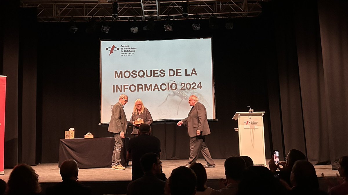 comunicacat's tweet photo. 🏅La Mosca de @periodistes_cat l'ha rebut la periodista Carme Vinyoles. Les dues Mosques de Sant Narcís han estat per a @Michel8Sanchez, entrenador del @GironaFC, i al Teatre-Museu Dalí
#Mosques2024 #MoscaCole #MoscaSN #CPCGi https://t.co/dvrh2uaHgC