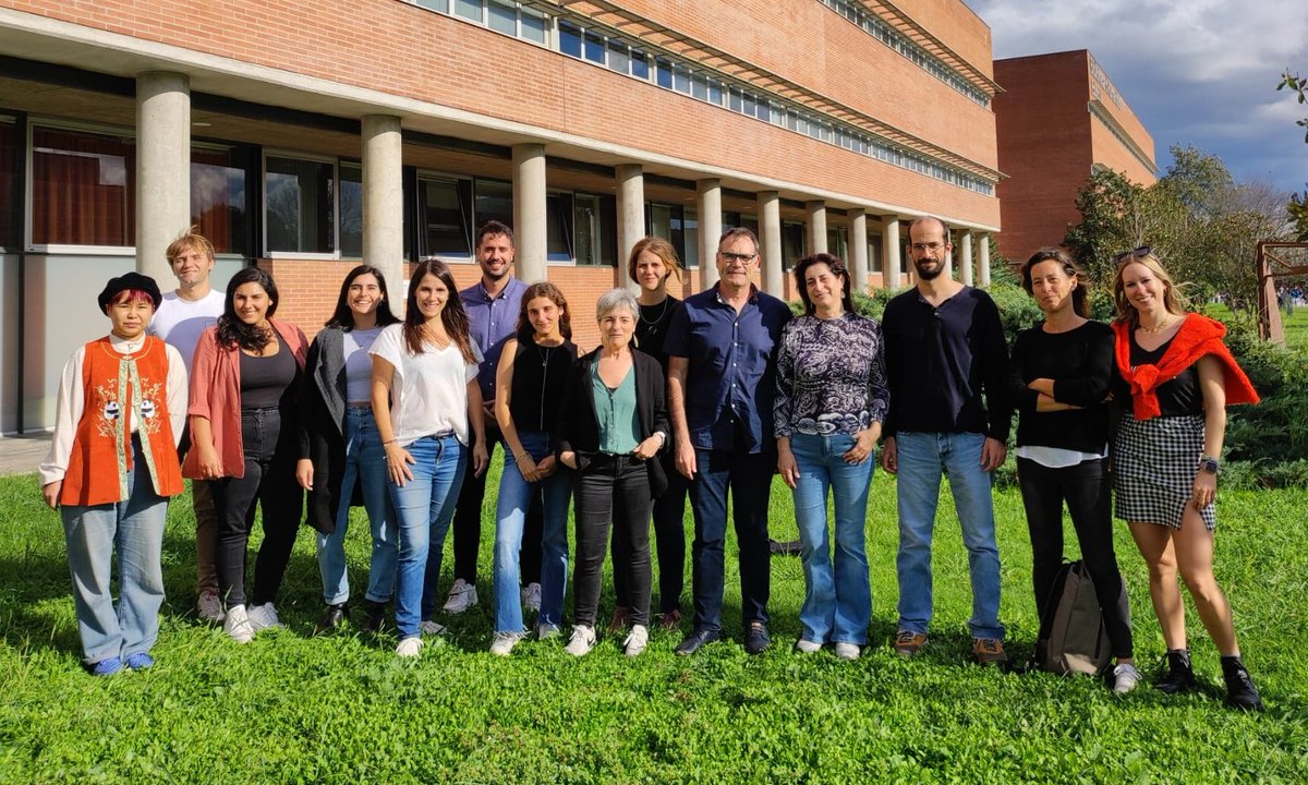 GRAI (@graiuab) on Twitter photo Avui hem fet la primera reunió del curs del GRAI (Grup de Recerca sobre Aprenentatge entre Iguals), il-lusions renovades per ajudar docents i escoles a incorporar pràctiques d'aprenentatge entre iguals.
<a href="/UABBarcelona/">Universitat Autònoma de Barcelona</a> <a href="/EducacioUAB/">Facultat de Ciències de l'Educació UAB</a> Avui hem fet la primera reunió del curs del GRAI (Grup de Recerca sobre Aprenentatge entre Iguals), il-lusions renovades per ajudar docents i escoles a incorporar pràctiques d'aprenentatge entre iguals.
<a href="/UABBarcelona/">Universitat Autònoma de Barcelona</a> <a href="/EducacioUAB/">Facultat de Ciències de l'Educació UAB</a>