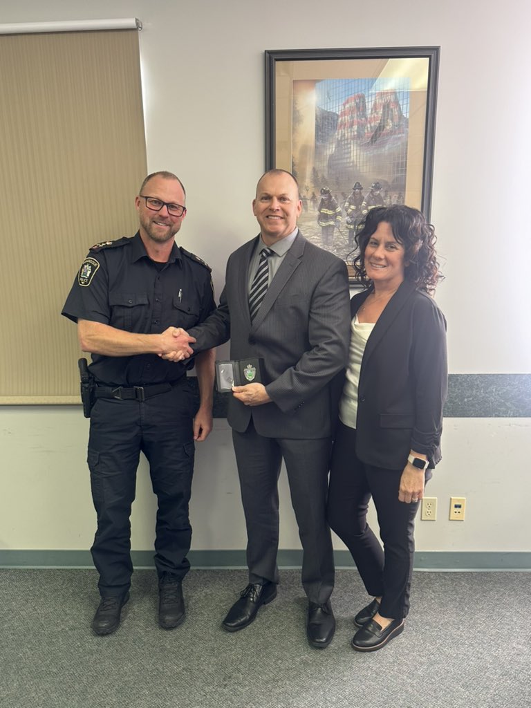 Congratulations to Mark Graham on his well-deserved promotion to Sergeant. With his leadership, dedication, and experience, our service is in excellent hands as he takes command of his platoon. We look forward to the continued excellence he will inspire.

#gananoquepoliceservice
