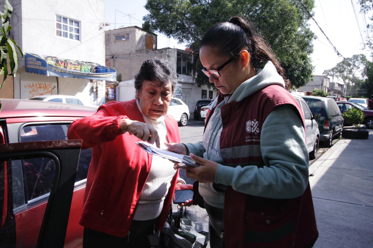 Por segundo jueves, integrantes de <a href="/SeGobCDMX/">SEGOB CDMX</a> acompañamos a la jefa de Gobierno, <a href="/ClaraBrugadaM/">Clara Brugada Molina</a>, en el Programa “Gobierno #CasaXCasa” en la colonia Agrícola Pantitlán, <a href="/IztacalcoAl/">Alcaldía Iztacalco</a>. 

Servidoras y servidores públicos de todas las secretarías, recorremos las calles, atendiendo de