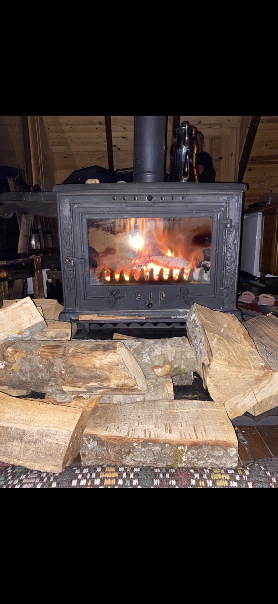 cetn__m's tweet image. Sobanın üzerinde patates ve çay. Öyle çok özlemişim ki çocukluğumu, bu gece yâd ettim. Yarın Giresun’a veda vakti. Bakalım yola ne tarafa doğru devam edeceğiz ☺️

#Giresun #Fındık #Gezi #kitap #spontane #Karadenizgezisi #Anı #Çocukluğum #Bungalov #Kendihalinde #Süllüdağevi