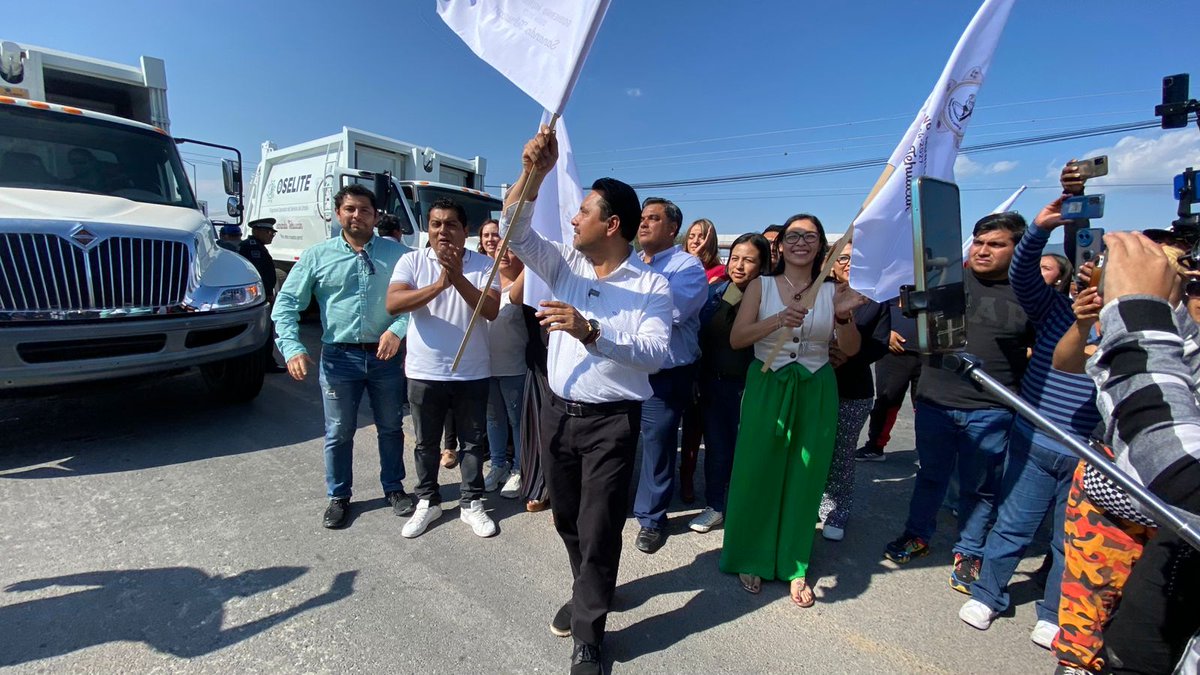 OOSELITE_TEH's tweet photo. El día de ayer, el Presidente Municipal de Tehuacán dio el banderazo de sallida a los camiones recolectores de basura, así como a los contenedores que fueron colocados en el centro de la ciudad, y que, en días posteriores, irán instalándose de manera estratégica.
#sanandoTehuacán https://t.co/MWrdRuYHBn
