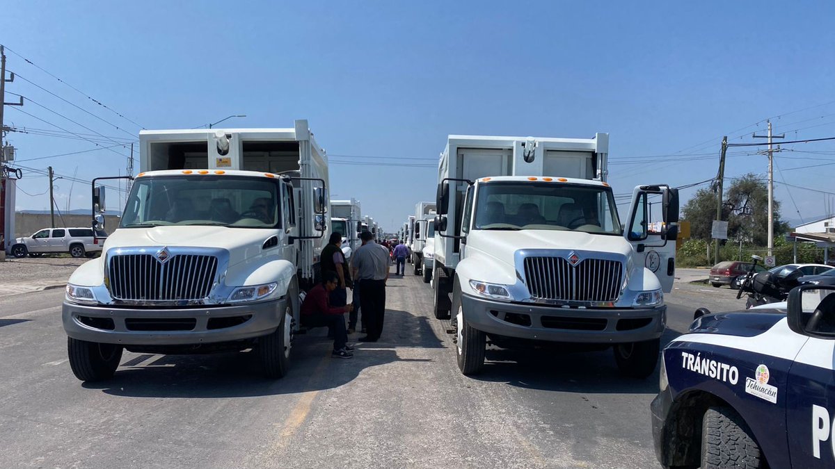 OOSELITE_TEH's tweet photo. El día de ayer, el Presidente Municipal de Tehuacán dio el banderazo de sallida a los camiones recolectores de basura, así como a los contenedores que fueron colocados en el centro de la ciudad, y que, en días posteriores, irán instalándose de manera estratégica.
#sanandoTehuacán https://t.co/MWrdRuYHBn
