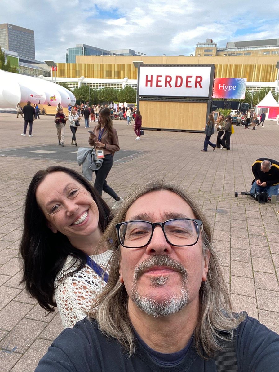 Ach, es ist schon wieder wie Klassentreffen! 😊😊😊.     #fbm24 #FrankfurterBuchmesse #buchmesse #writerslife #amwriting #writerscommunity #writer