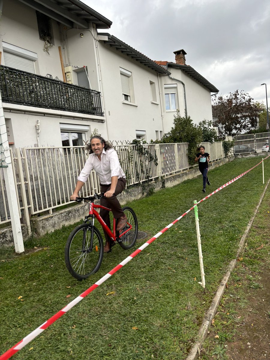 hubertine4's tweet photo. L'équipe de direction n'a pas hésité à mouiller le maillot pour supporter les élèves lors du Cross du @Clg_HAuclert  .
Il aura fallu beaucoup de courage et de persévérance à l'ensemble des élèves pour arriver au bout 🏃🏾‍♂️🏃🏼‍♀️‍➡️🏃🏻‍♀️‍➡️🏃🏻‍♂️
@DSDEN31 @EpsToulouse https://t.co/UprI7SBImS