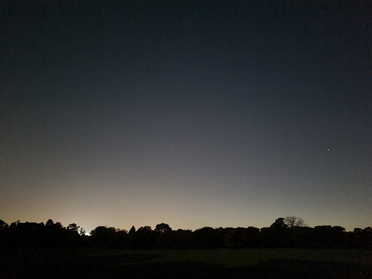 graeme_day's tweet image. Not the most spectacular photo, but I saw it. Nice clear sky in Southampton tonight for comet #Tsuchinshan_ATLAS
12-year old had to find it in the sky for me. Oh, to have young eyes again.