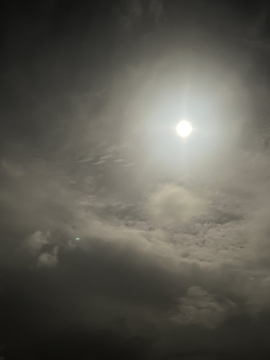 Bru40_r's tweet photo. Mon ciel a l’instant 

#moon #night #sky #clouds #nature https://t.co/skhUHpPGJu