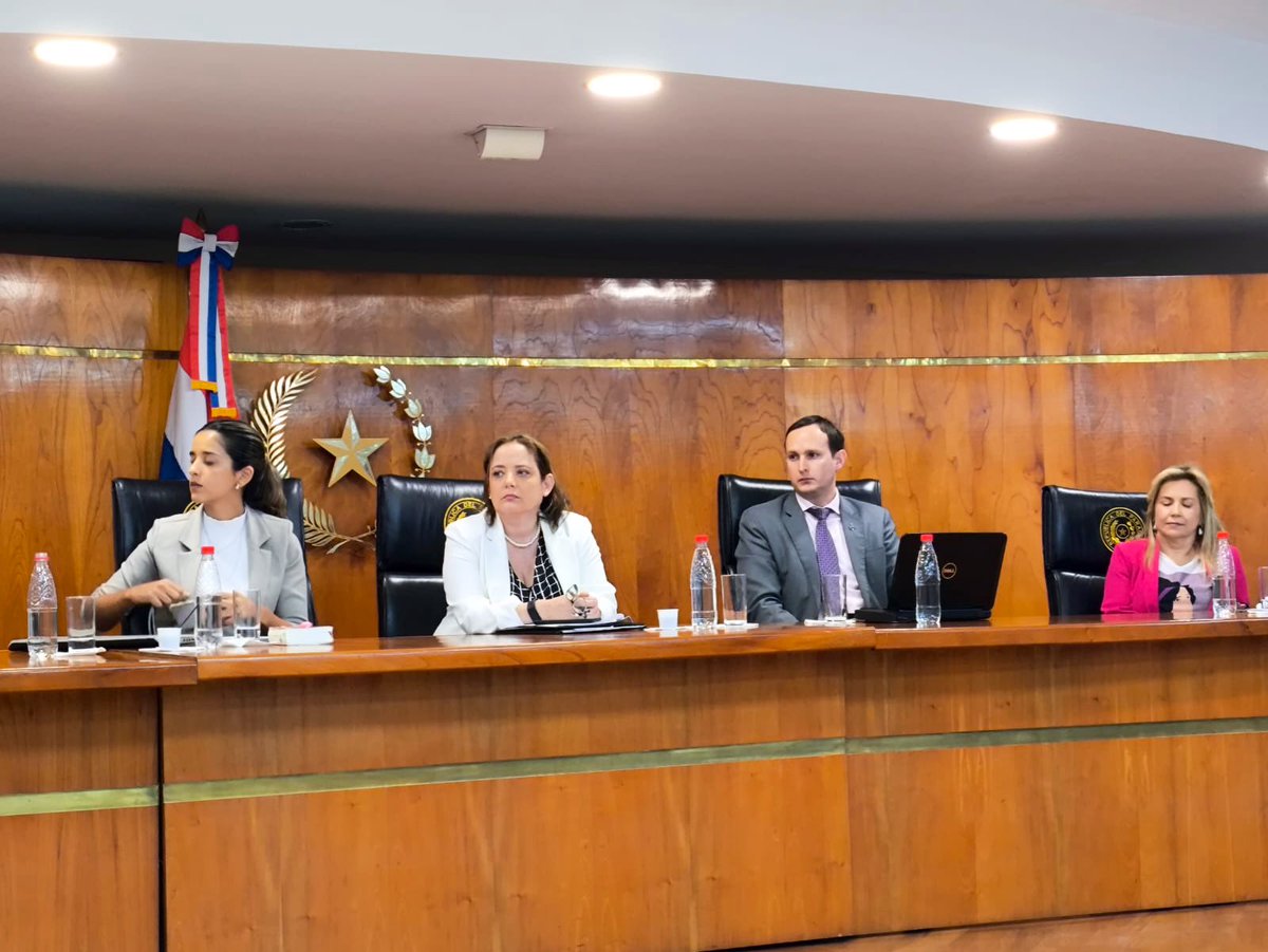 lilizayasgu's tweet photo. Participamos como panelista compartiendo experiencia y conocimiento en este magnífico encuentro con la asistencia de operadores del sistema de justicia. Celebro el interés en la capacitación en #Ddhhdelasmujeres, #ley5777, #Feminicidio y su jurisprudencia. ⚖️🇵🇾 https://t.co/EyiYXuN3uB
