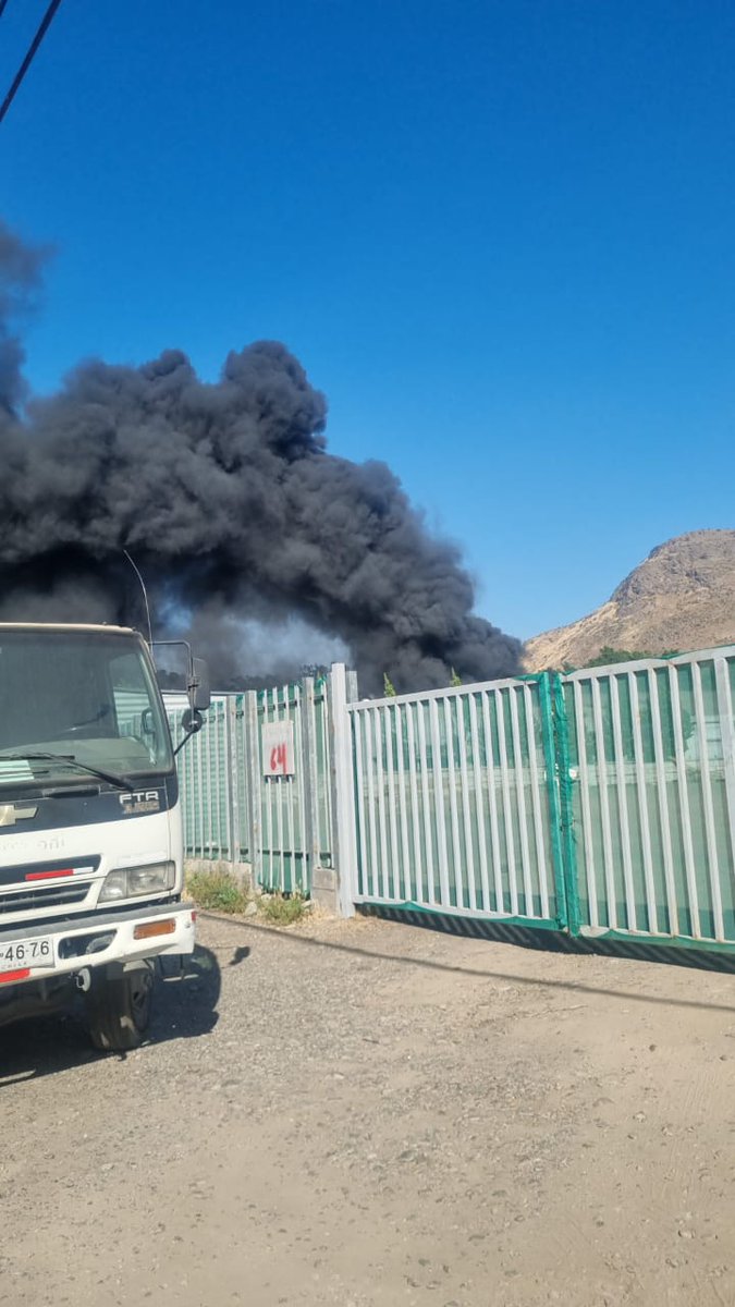 fdo2000's tweet photo. 🔴Precaución por procedimiento de emergencia en Los Libertadores y Manuel Rodríguez en Colina, preliminarmente por fuego industria de productos químicos, Bomberos Colina procede con 2da alarma de incendio @biobio @chile_accidente @Louisvasquez23 https://t.co/658B5yGwrs