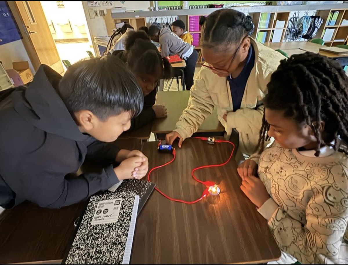 SSConnerLibrary's tweet image. Creating circuits @makeymakey at @ConnerCubsDISD today! @DallasISDSupt @MRamirezDISD @REHdz79 @ProjectReadDISD @DISD_Libraries #science #SkylineVT