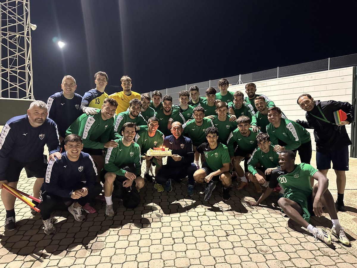 Es lo mínimo que se merece una persona que dedica su vida al club. 

Sabemos que es el sábado, pero nosotros nos adelantamos… 

¡Feliz cumpleaños a nuestro Domingo de Pin pan pun! 🤍🤍🤍🤍🤍🤍🤍🤍🤍🤍🤍🤍🤍🤍🤍🤍🤍