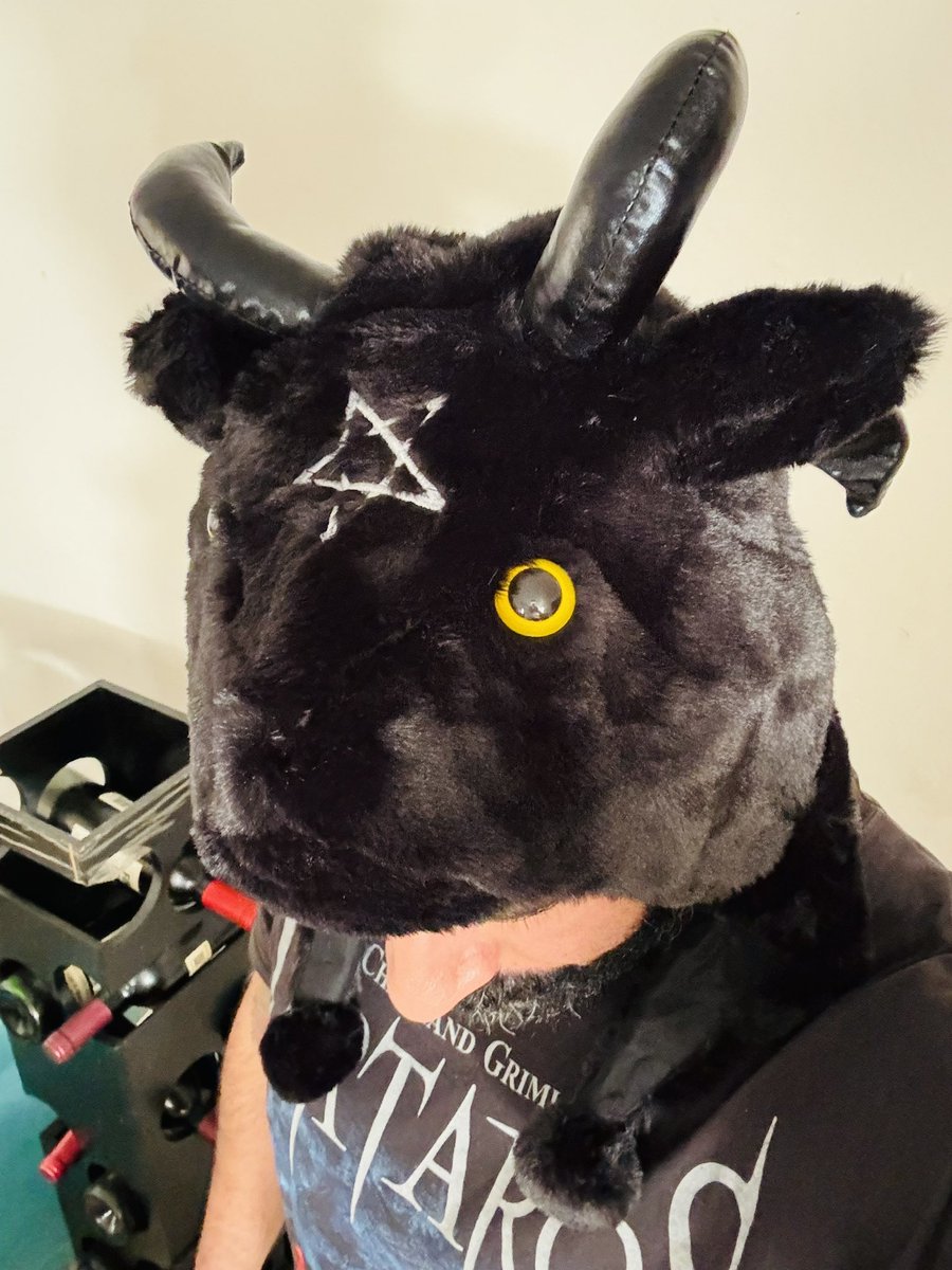 elhomerow's tweet photo. Ya me llegó mi gordito del puto diablo

#bibaeldiavlo #baphomet #goat #goathat #black #satanic https://t.co/21ukCXlyIp
