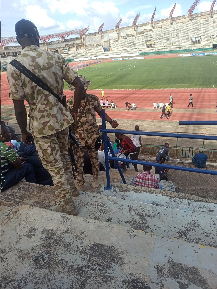 S_kangmi's tweet photo. what security situation warrants Armed military personnel to be at the stadium for an NPFL match. is it only in Jos or all matches have them.
don't we have enough civil defence and police for that.? 🤔
@NPFL_News @davidking247 
@HQNigerianArmy @plateau_united https://t.co/pDIeZyZXjf
