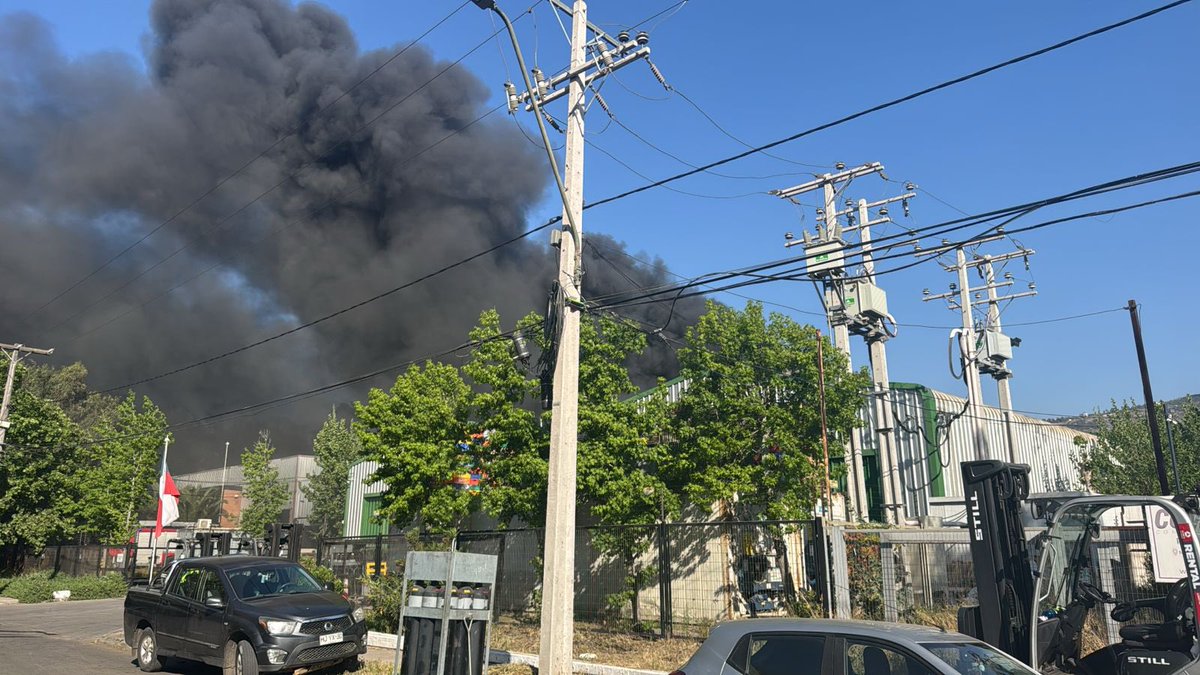 alegriagonzaa's tweet photo. 17:56 | 🚨🔥#Colina Sale B-4 en apoyo a BX-1 BH-6, B-5, Z-4, B-1, B-3, RX-1, R-2 #Colina H-2, Z-0 #Quilicura  Z-4 #Conchali por 2da Alarma de INCENDIO en Los Libertadores c/ Manuel Rodriguez (@Clauvegag) @reddeemergencia @carlos_tmk @cleivamoris @djgraff_German https://t.co/2TLjspm3Jw