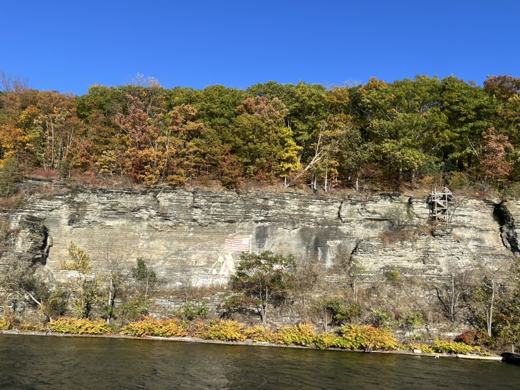 StoiaLu's tweet photo. Gorgeous day on Senaca Lake with lots of travelers leaf peeping and enjoying the Finger Lakes region. #Fall #OperationExplore https://t.co/XcDHa3uqly