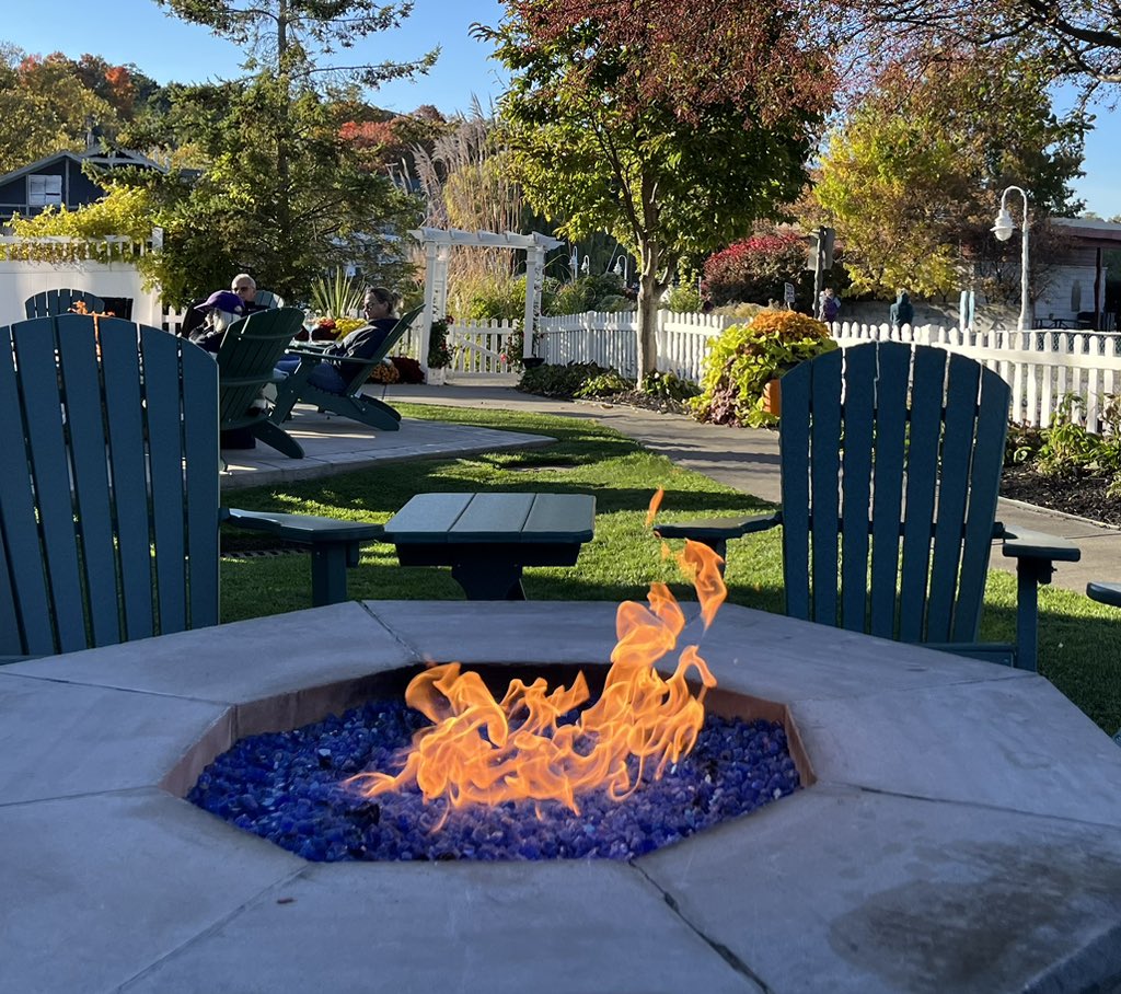 StoiaLu's tweet photo. Gorgeous day on Senaca Lake with lots of travelers leaf peeping and enjoying the Finger Lakes region. #Fall #OperationExplore https://t.co/XcDHa3uqly