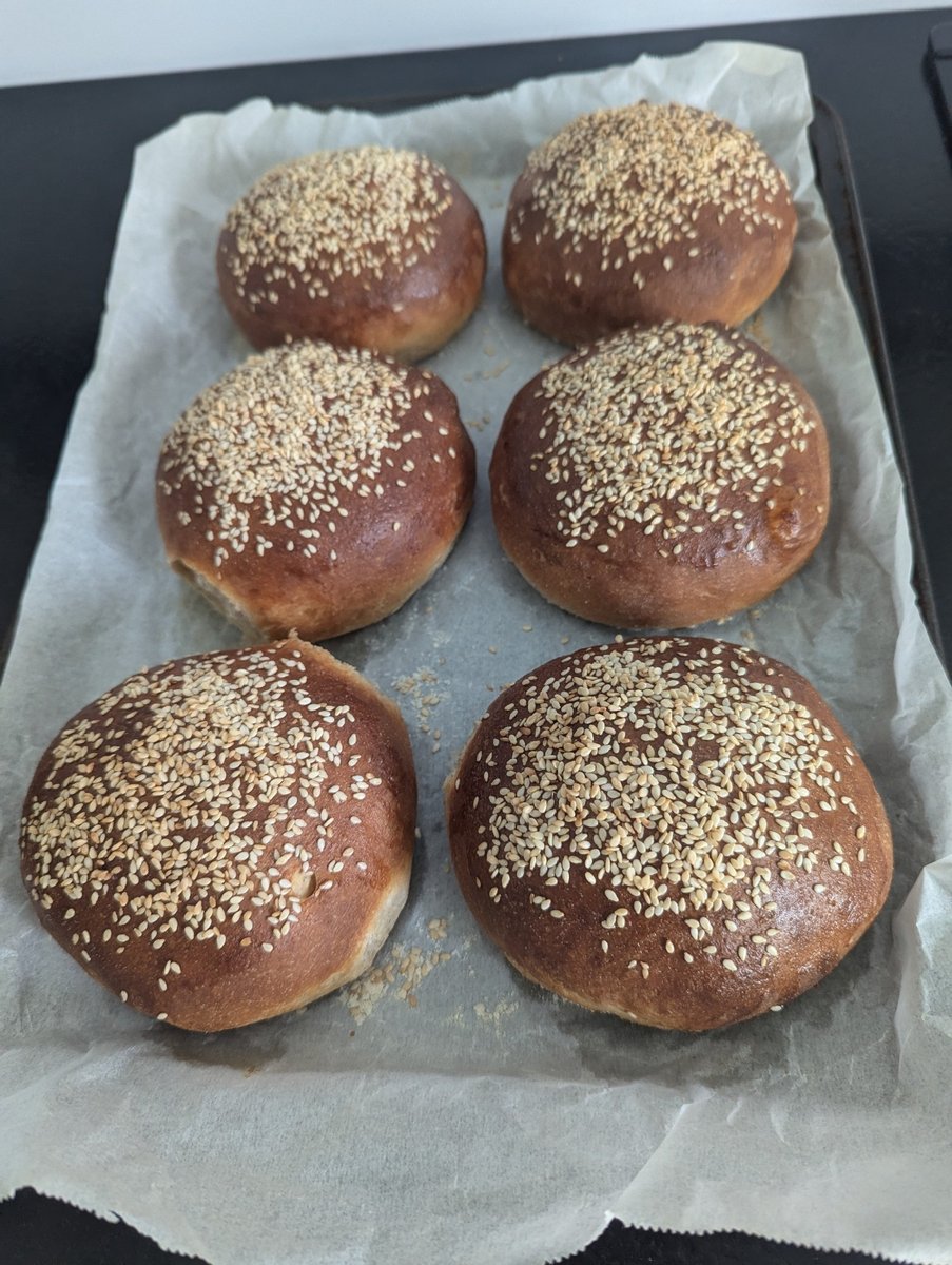 farmnetz's tweet photo. [RECETTE] "Petits pains ultra moelleux au tangzhong," par Jean Dupont

Bienvenue à Jean Dupont dans notre communauté #FarmNetz ! 👋🌾
Jean nous régale avec sa  parfaits pour vos burgers maison . À tester absolument ! 🍔😋

https://t.co/iftNql6qym

#recette #pain #hamburger https://t.co/nCD6PPr6U4