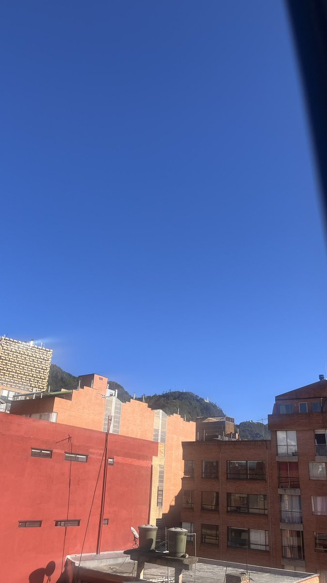 Sin duda un color de cielo idílico.  Pero preocupa que las lluvias normales en #Bogotá durante octubre están casi desaparecidas.  #CambioClimático 😓