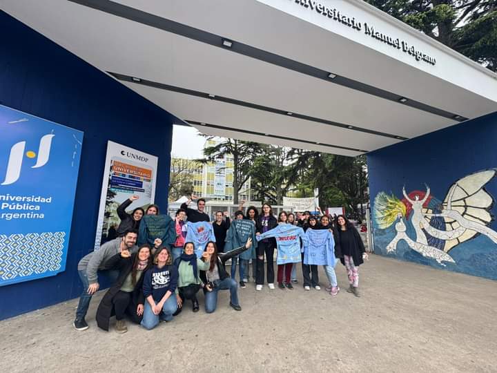MarmeMovimiento's tweet photo. En la Universidad Nacional de Mar del Plata estamos en lucha contra el desfinanciamiento que lleva adelante el gobierno de Milei y sus aliadxs.
Luchamos por la defensa de la #UniversidadPublica
#clasespublicas
#UniversidadPublicaSiempre
#launiversidadsedefiende
#mardelplata https://t.co/IvOZ2RHMM2