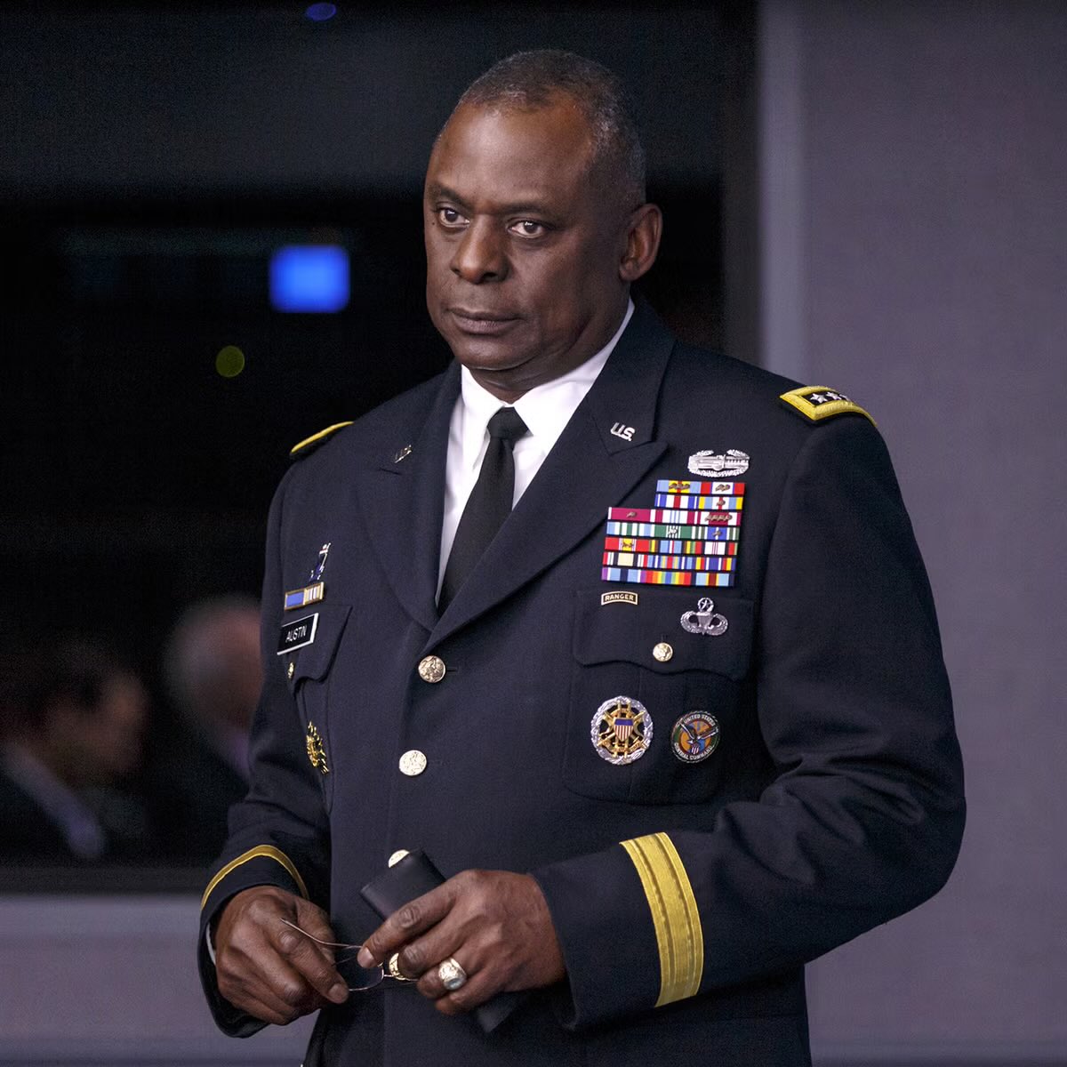 officejjsmart's tweet photo. In 2022, 🇺🇸Sec. of Defense Lloyd Austin told the 🇷🇺 Minister of Defense, “Don’t use a tactical nuke in Ukraine.”

The Russian said, “I don’t like being threatened.”

Austin responded “I am in charge of the most powerful military in the history of the world. I don’t make threats.” https://t.co/XUQrFqk57k