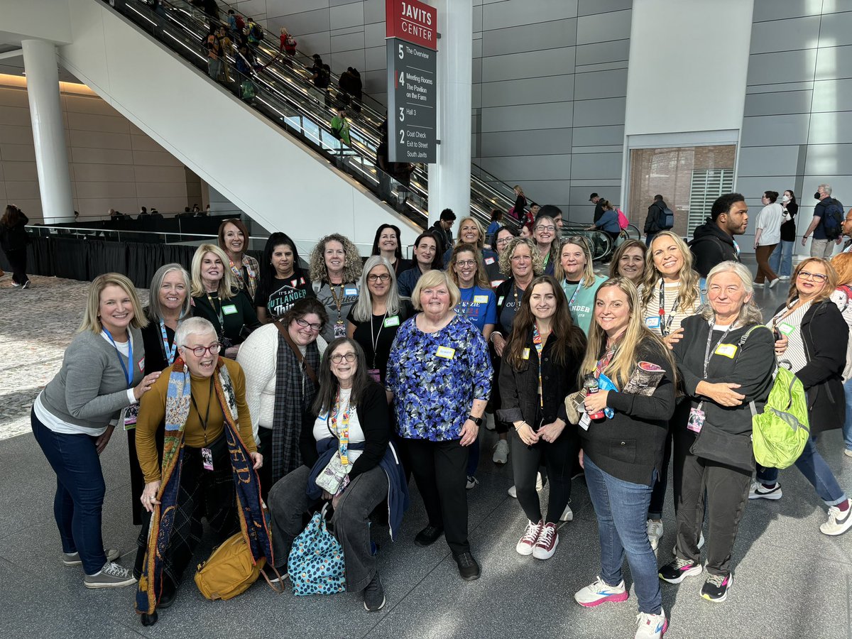 batgirl95UA's tweet photo. Outlander fan meetups at NYCC! Fans! MPC! Outlander Fan Documentary! 💙🎬🎉 
•  
#outlander #nycc2024 #outlanderfandocumentary #mypeakchallenge #mypeakchallenge2024 #outlander10years #outlanderbooks #outlanderseries #outlanderfans #outlandercast #outlanderstarz https://t.co/Ithsbc9xpM